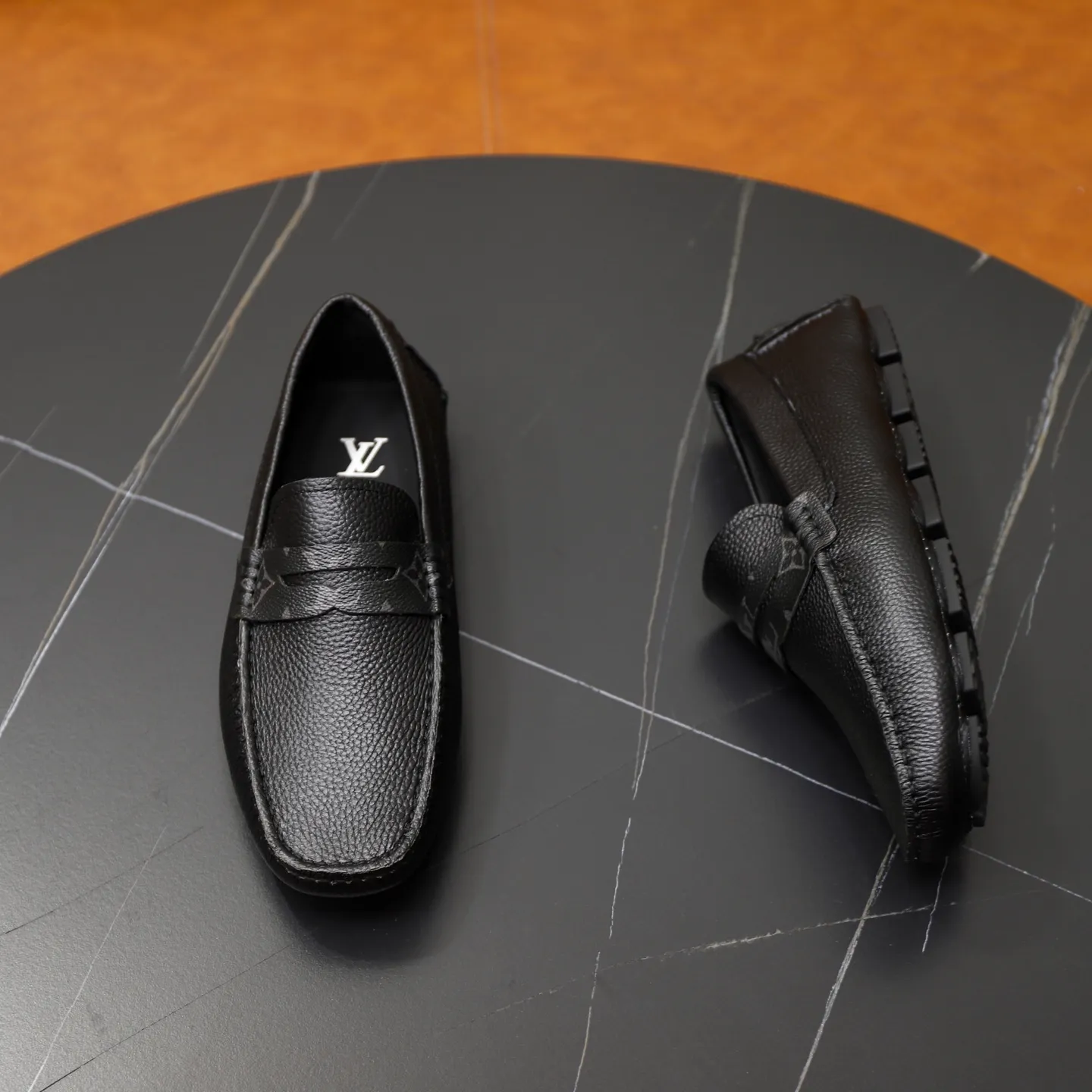 Ex-factory price: 460💰【LV】Louis Vuitton ⚠️High-end men’s driving and pedal series ⚠️38-44 (customized for 45) ⚠️All original cowhide leather! Thick and soft! Made entirely of calfskin lining! Rubber sheet anti-slip beanie sole! Three-dimensional package technology! Fashionable and classic! Handicrafts! Original high quality! Feel free to compare!